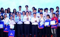 Lần đầu cùng Tuổi Trẻ, Trường ĐH Giao thông vận tải TP.HCM tiếp sức SV nghèo 750 triệu