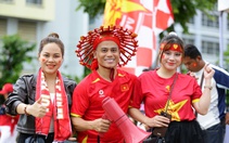 Đội mưa đến sân Rajamangala, CĐV Việt Nam hừng hực khí thế trước giờ bóng lăn