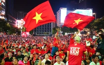 Người hâm mộ Việt xuống đường ăn mừng thắng Thái Lan