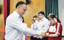 Học sinh nhận học bổng Hoa tháng 8: 'Đồng phục mới của con là mồ hôi của mẹ nhiều ngày buôn bán'