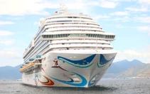 Tàu Adora Magic City quốc tịch Panama đưa 4.000 du khách quốc tế đến Nha Trang