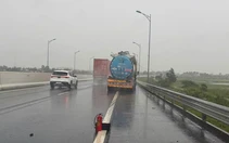 Dừng xe trên cao tốc trời mưa, chỉ đặt bình chữa cháy cách xe 18m, tài xế bị phạt 13 triệu
