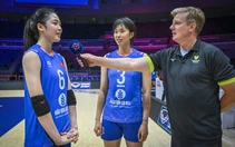 Thanh Thúy làm phiên dịch cho đồng đội ở Giải vô địch châu Á 2026