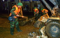Quân đội, công an xuyên đêm dọn chợ Giếng Vuông, đón 800 tiểu thương trở lại buôn bán sau lũ