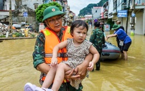 Bồng em nhỏ vượt biển nước đục ngầu bùn đất ở Lạng Sơn