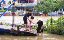 Mưa lớn do ảnh hưởng bão số 4, một thôn ở Ninh Bình ngập sâu trong nước