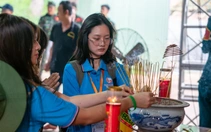 Kiều bào trẻ xúc động thăm công viên Lê Thị Riêng, nghe cô bác kể chuyện kháng chiến