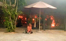 Đốt nhà, ôm chặt người tình giữa đám lửa