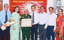 Lãnh đạo Thành ủy TP.HCM trao Huy hiệu 80 năm tuổi Đảng đến đảng viên lão thành cách mạng
