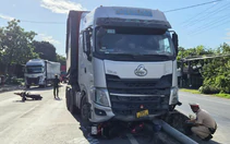 Xe container va chạm xe máy trên quốc lộ, một người chết