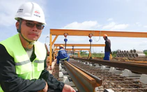 Cận cảnh lắp thử nghiệm đường ray tuyến tàu điện đô thị hiện đại với khoảng 9.000 tỉ đồng ở Phú Quốc