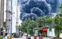 Cháy khu xưởng nhựa ở Hà Nội, khói đen cuồn cuộn cao hàng trăm mét