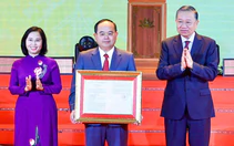 Tổng Bí thư, Chủ tịch nước Tô Lâm trao nghị quyết của Quốc hội thành lập thành phố Quảng Ninh