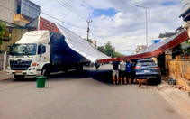 Gió Lào như bão giật phăng mái tôn, xe tải 'đỡ' giúp người đi đường