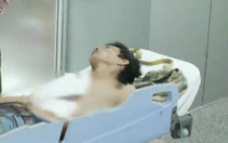 Người đàn ông giết vợ rồi trèo lên ngọn dừa trốn, bất ngờ ngã xuống đất chấn thương nặng