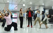 Ga metro Bến Thành thành sân khấu nhạc kịch, hành khách thích thú dừng xem