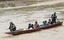 Mưa lũ cuốn trôi cầu, bộ đội, công an dùng thuyền miệt mài chở dân qua sông