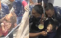 Video giải cứu bé gái Nepal 6 tuổi trong đống đổ nát do lũ quét khủng khiếp