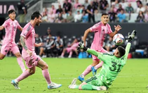 Bình luận viên chóng mặt khi Messi vượt qua 3 hậu vệ để ghi bàn