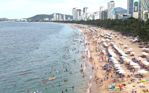 Biển Nha Trang đông nghẹt du khách đến 'giải nhiệt', nhà hàng ven biển ăn nên làm ra