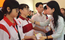 Trao quà cho trẻ mồ côi vì COVID-19 trước thềm năm học mới
