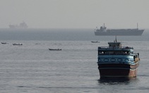 Tàu chở hàng bị vật thể lạ bắn trúng ở eo biển Hormuz