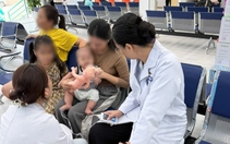 Nghẹt thở giây phút bác sĩ cùng đội ngũ tại trung tâm tiêm chủng cấp cứu thành công bé bị sặc sữa
