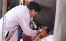 Hình ảnh 'đi từng ngõ, gõ từng nhà' khám sức khỏe miễn phí cho người yếu thế tại TP.HCM