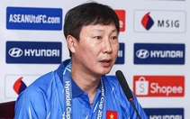 HLV Kim Sang Sik nói đùa về chiếc áo trắng, tuyên bố thắng Campuchia bằng đội hình mạnh nhất