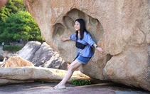 Kỳ lạ 'dấu bàn tay khổng lồ' trên tảng đá ở Hòn Chồng, Nha Trang thu hút du khách