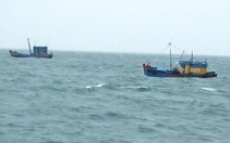 Tàu cá gặp dông lốc chìm trên biển Hoàng Sa, 4 ngư dân Quảng Ngãi may mắn được cứu