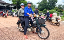 'Shipper áo xanh' chở bà con đi khám sức khỏe miễn phí