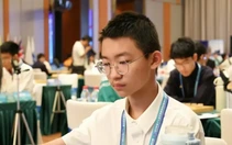 Kỳ thủ 13 tuổi loại nhà vô địch thế giới khỏi siêu giải đấu