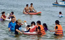 Du khách chật kín làng Lò, tour đảo bị ảnh hưởng do thời tiết