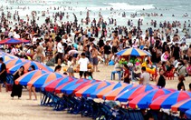 Gần cuối kỳ nghỉ lễ, du khách đến Vũng Tàu tắm biển, ngắm pháo hoa vẫn tăng cao