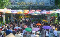Vườn thú Hà Nội 'hút' khách, đông đảo người dân đến chơi dịp lễ