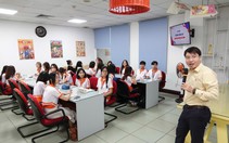 Sinh viên Trường đại học Ngoại ngữ - Tin học TP.HCM học thực hành tại báo Tuổi Trẻ