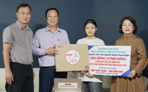 Trao học bổng và laptop cho nữ SV ĐH Giao thông vận tải TP.HCM, con gái người cha khiếm thị