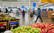 Doanh nghiệp bán lẻ Mỹ dùng tiền hoàn thuế quan để giảm giá