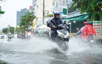 Mưa không lớn nhưng triều cường dâng cao, nhiều đường TP.HCM ngập lênh láng