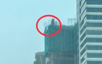 Hình ảnh giàn giáo nghiêng rất nguy hiểm trên tòa nhà 22 tầng ở Đà Nẵng
