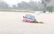 Đi đám cưới xong lái xe băng luôn qua vùng ngập nước, người dân phải giải cứu