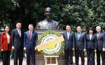 Thủ tướng Lê Minh Hưng dâng hoa tại tượng Chủ tịch Hồ Chí Minh ở Ấn Độ