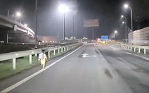 Bé trai òa khóc trên đường dẫn cao tốc lúc nửa đêm, tài xế dừng xe chở đến công an tìm người nhà