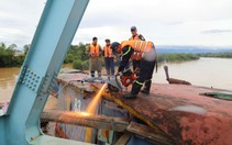 Cảnh sát và cả trăm người tham gia giải cứu cầu đường sắt bị sà lan mắc vào