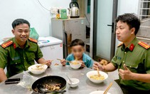 Mẹ làm thuê, cậu bé 13 tuổi nhớ quá đi bộ hơn 100km tìm giữa mưa gió