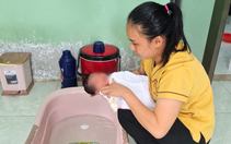 Bé gái bị bỏ rơi trước cửa nhà dân, kèm mảnh giấy ghi ngày sinh