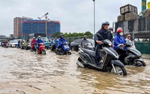 Nhiều tuyến phố Hà Nội ngập sau mưa lớn suốt đêm, xe cộ kẹt cứng qua cầu Vĩnh Tuy