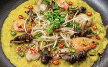 Ăn bánh xèo dế cơm mùa dế lụt xứ Quảng