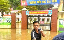 Nước sông tràn vào trường học, hàng trăm học sinh ở thôn 'ốc đảo' học online